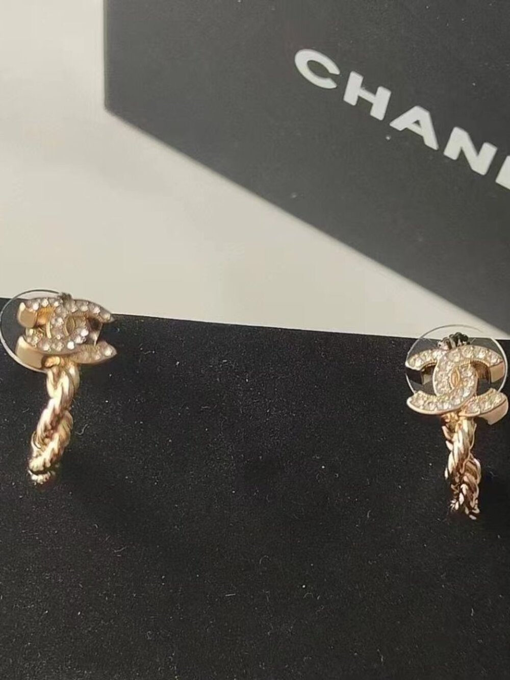 💕Chanel Earrings - Picture 2 of 4